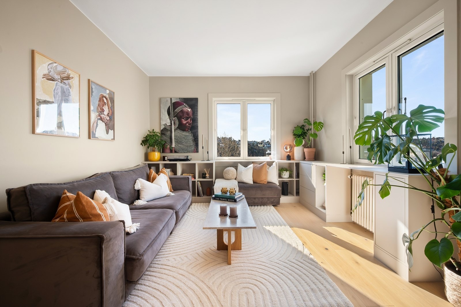 I stuen er det plass til sofagruppe med tilhørende stuebord og tv-møblement. Galleribilde