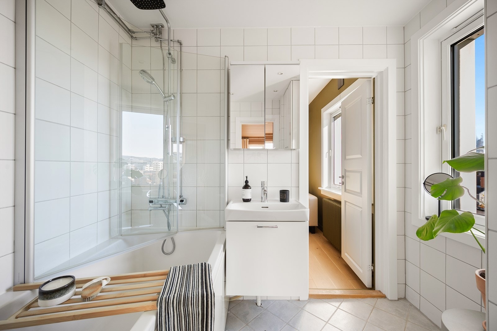 Rommet har flislagte overflater, innfelte downlights, varmekabler i gulv og opplegg for vaskemaskin. Galleribilde