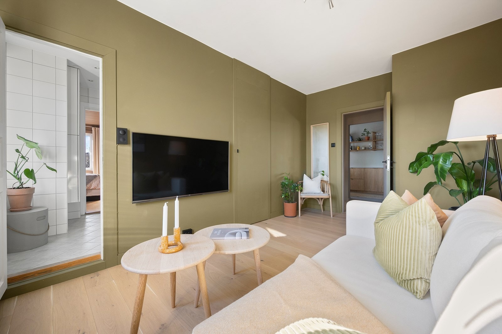 Soverom 2 er i dag innredet og brukt som ekstra tv-stue med sofa, sofabord og lenestol. Galleribilde