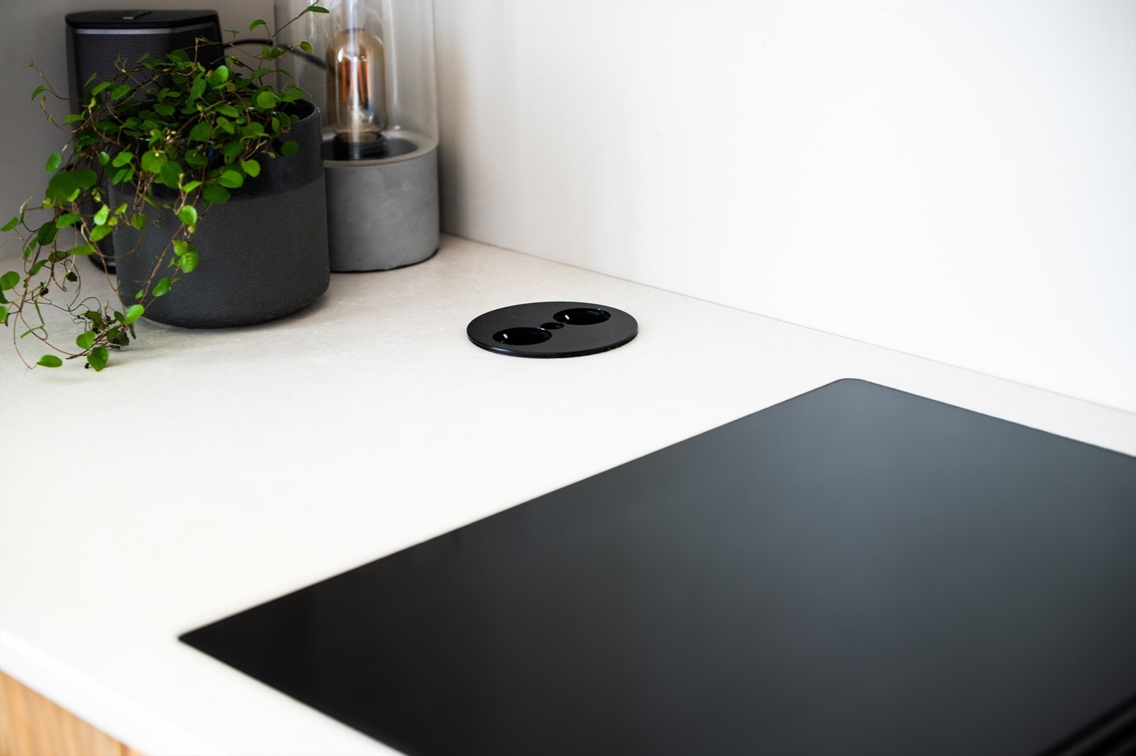 Planlimt platetopp med integrert ventilator. Galleribilde