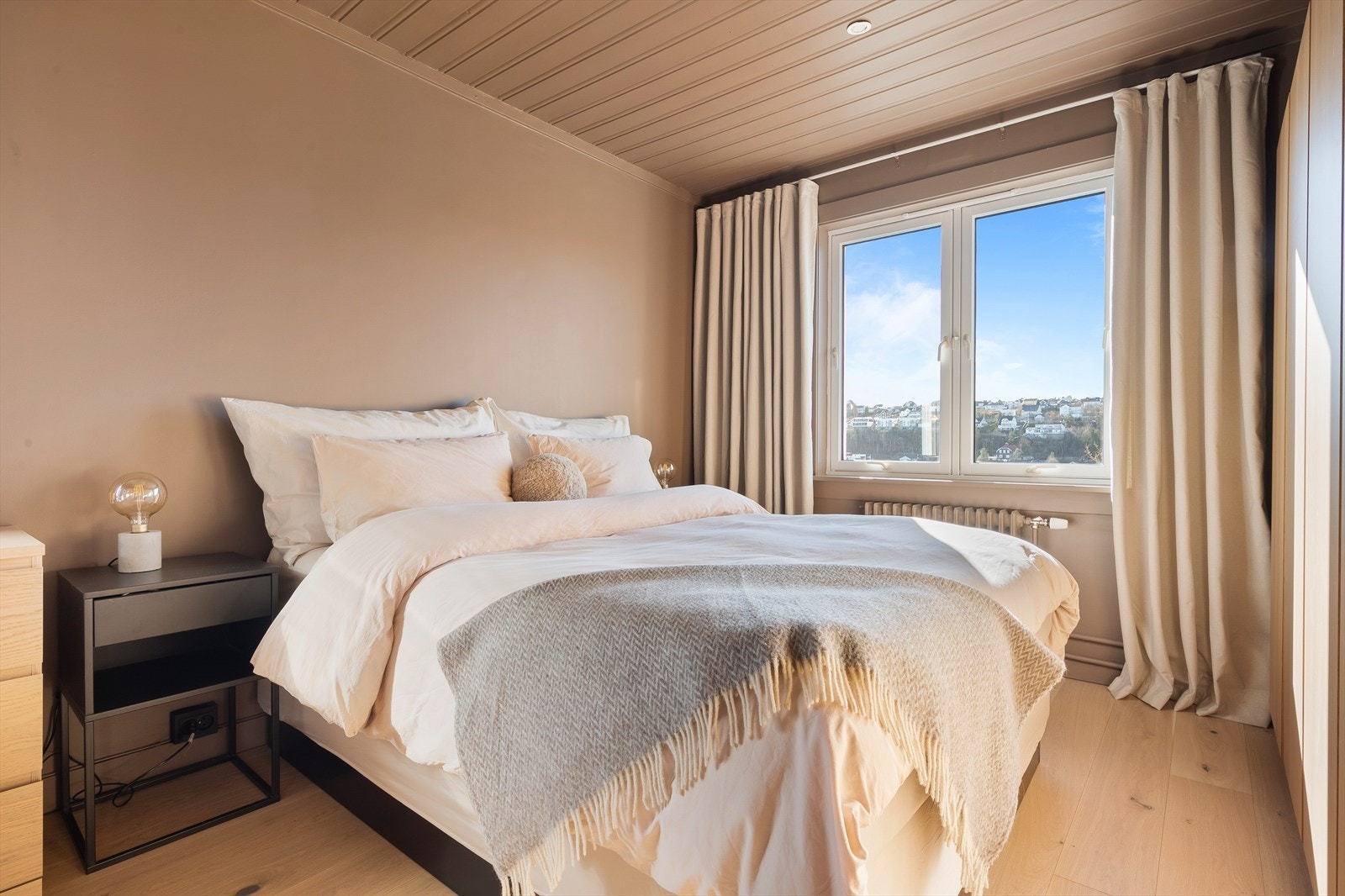 Soverommet er malt i en behagelig og lun fargetone. Galleribilde