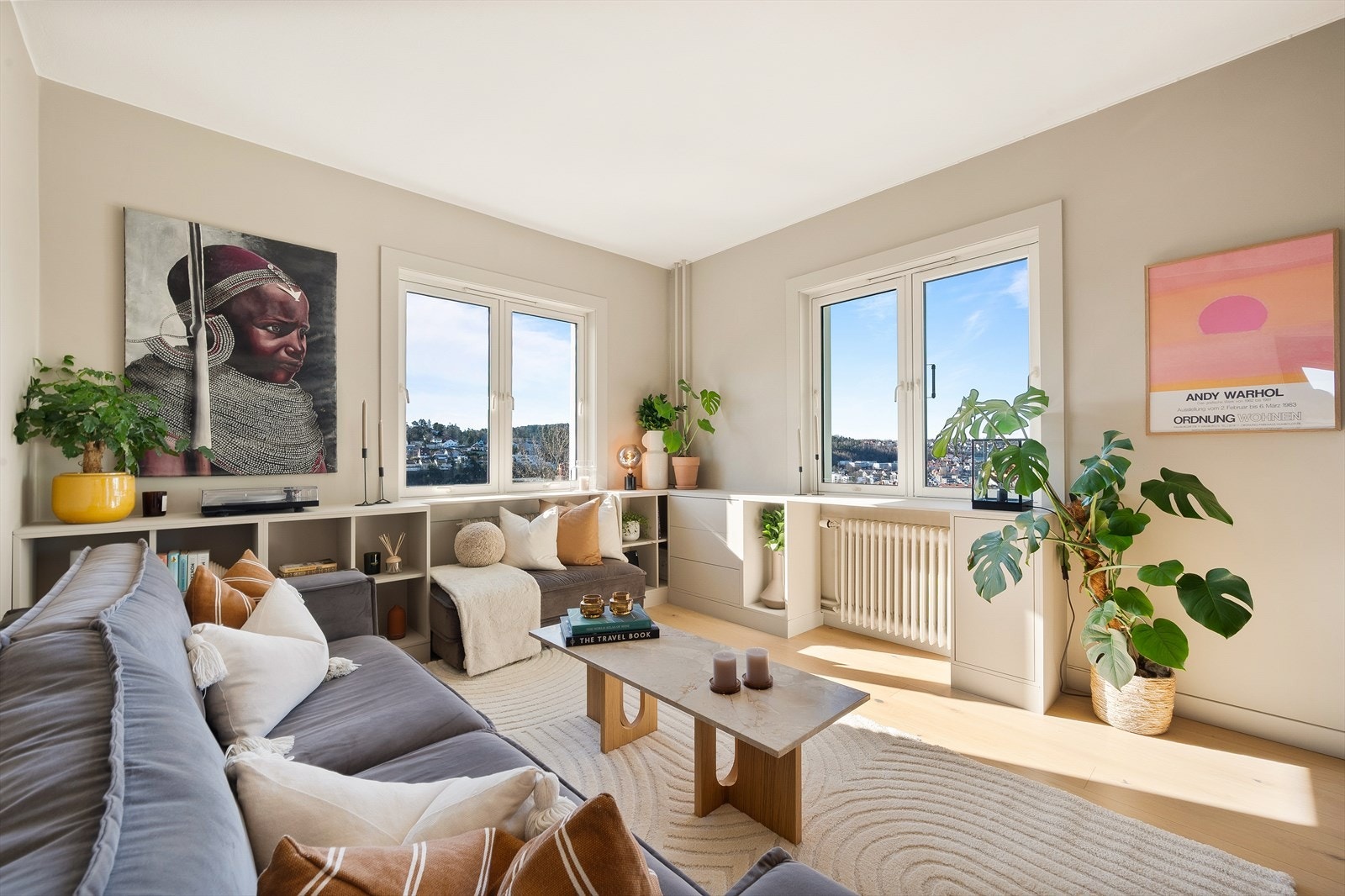 I leiligheten har du lys fra tre himmelretninger. Sola står opp på soversomssiden og beveger seg rundt stua og til balkongen. Galleribilde