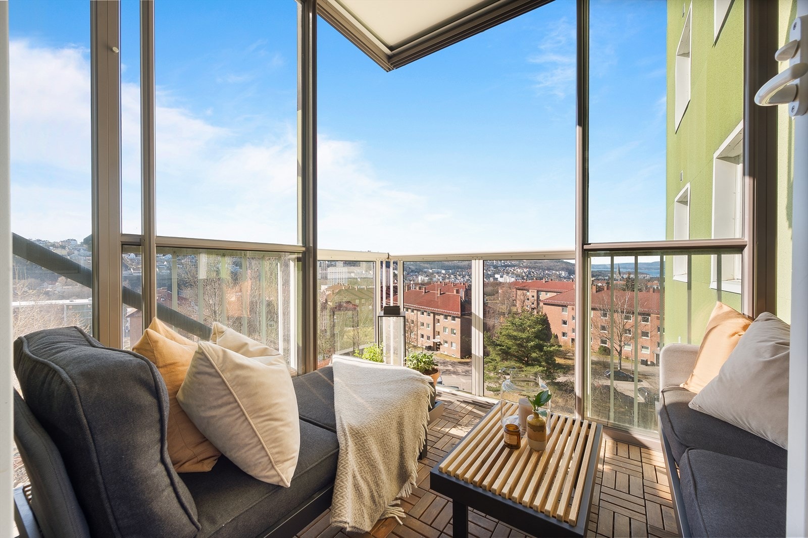 På balkongen er det god plass til sittegruppe og beplantning. Galleribilde