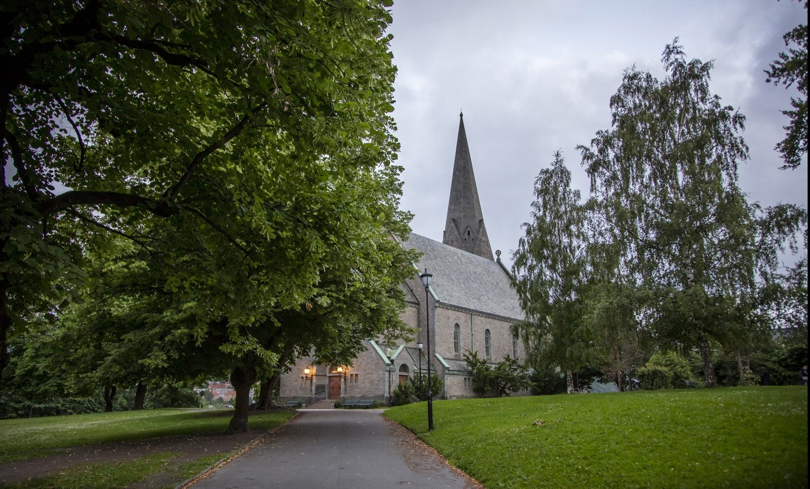 Vakre Vålerenga kirke med den frodige parken rundt. Galleribilde