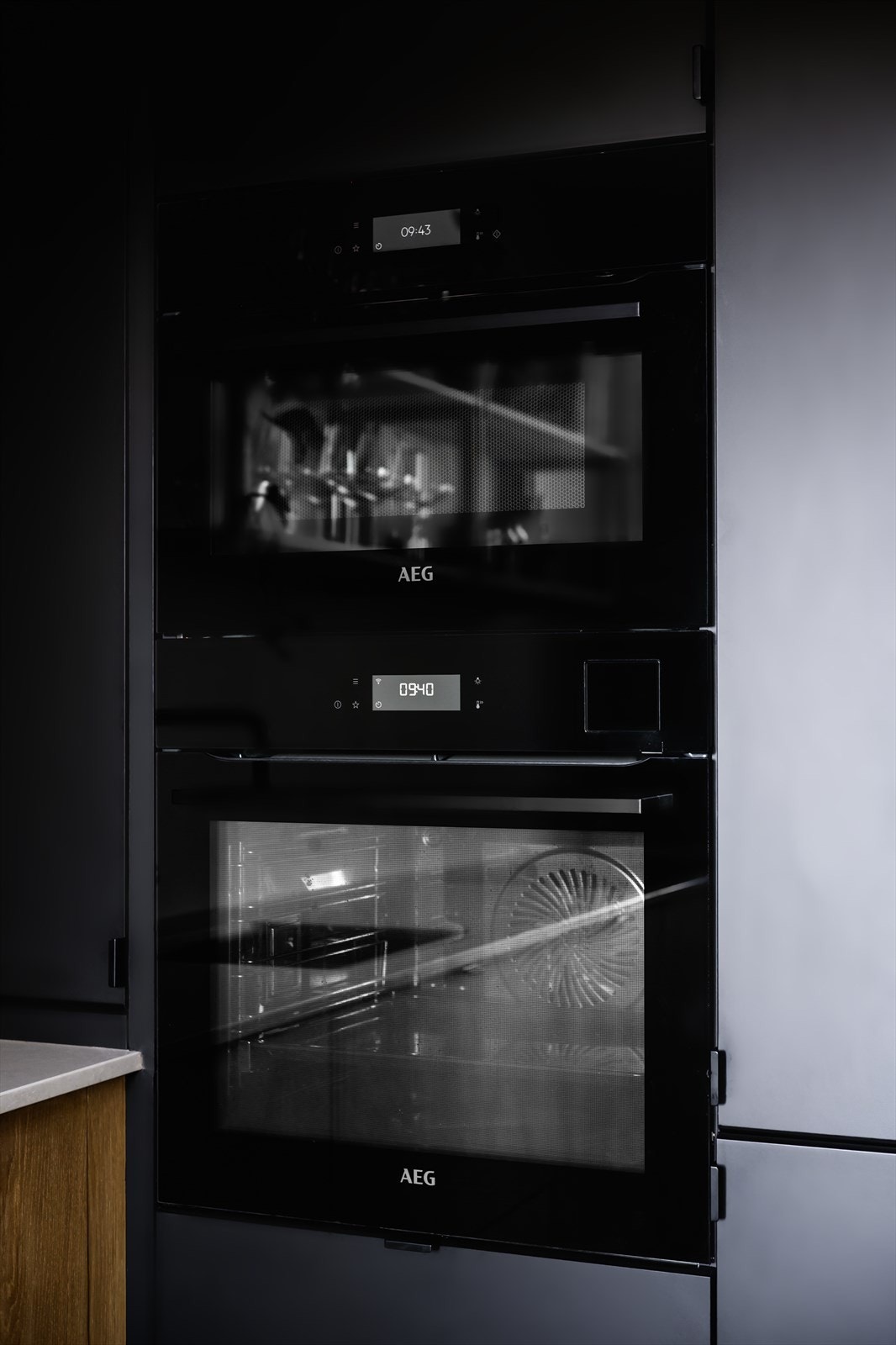Hvitevarer av toppmodeller fra AEGs blackline, og består av platetopp med nedtrekk, dampovn og kombiovn. Galleribilde