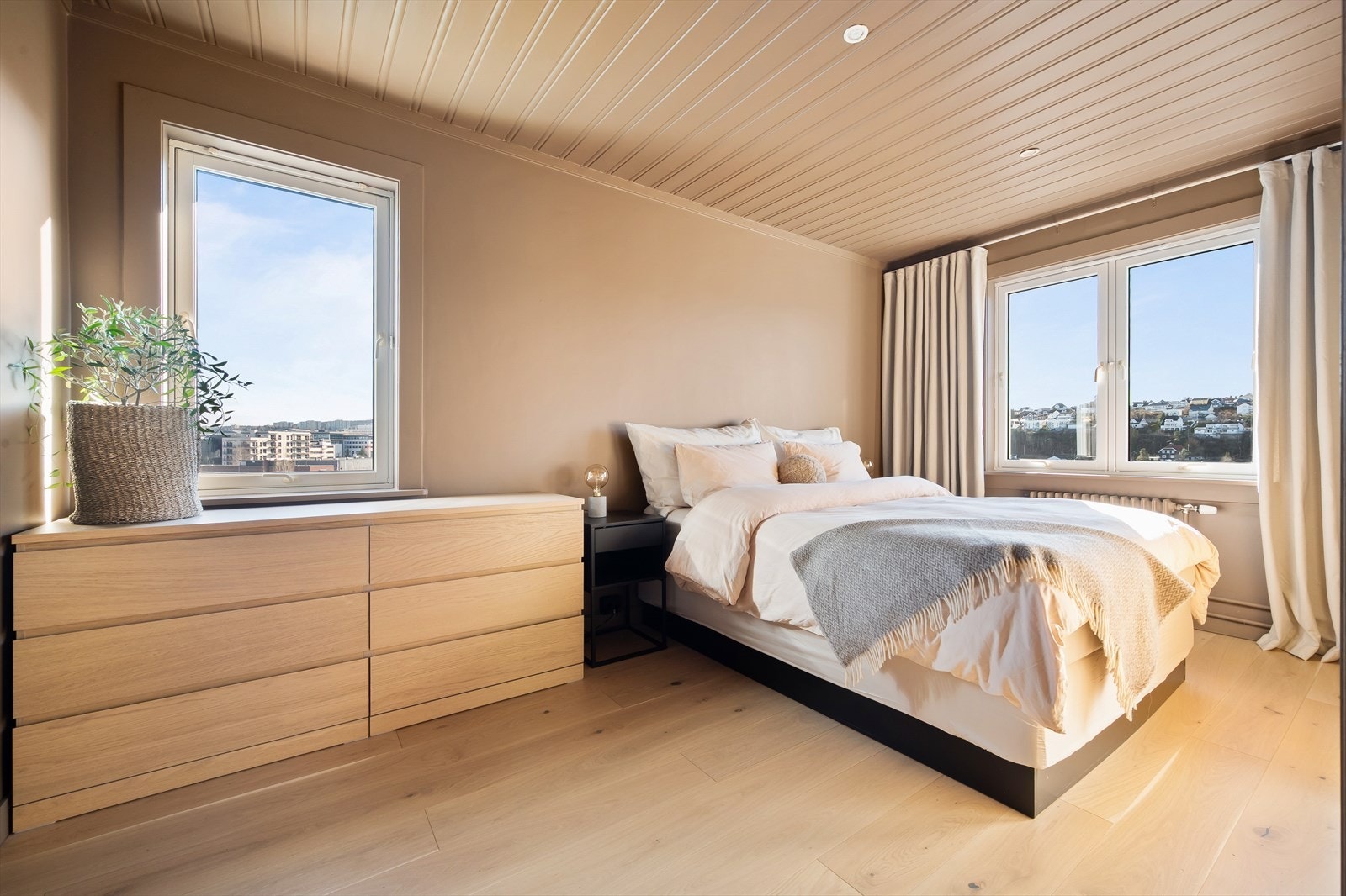 Stort hovedsoverom med god plass til dobbeltseng og nattbord på hver side. Galleribilde