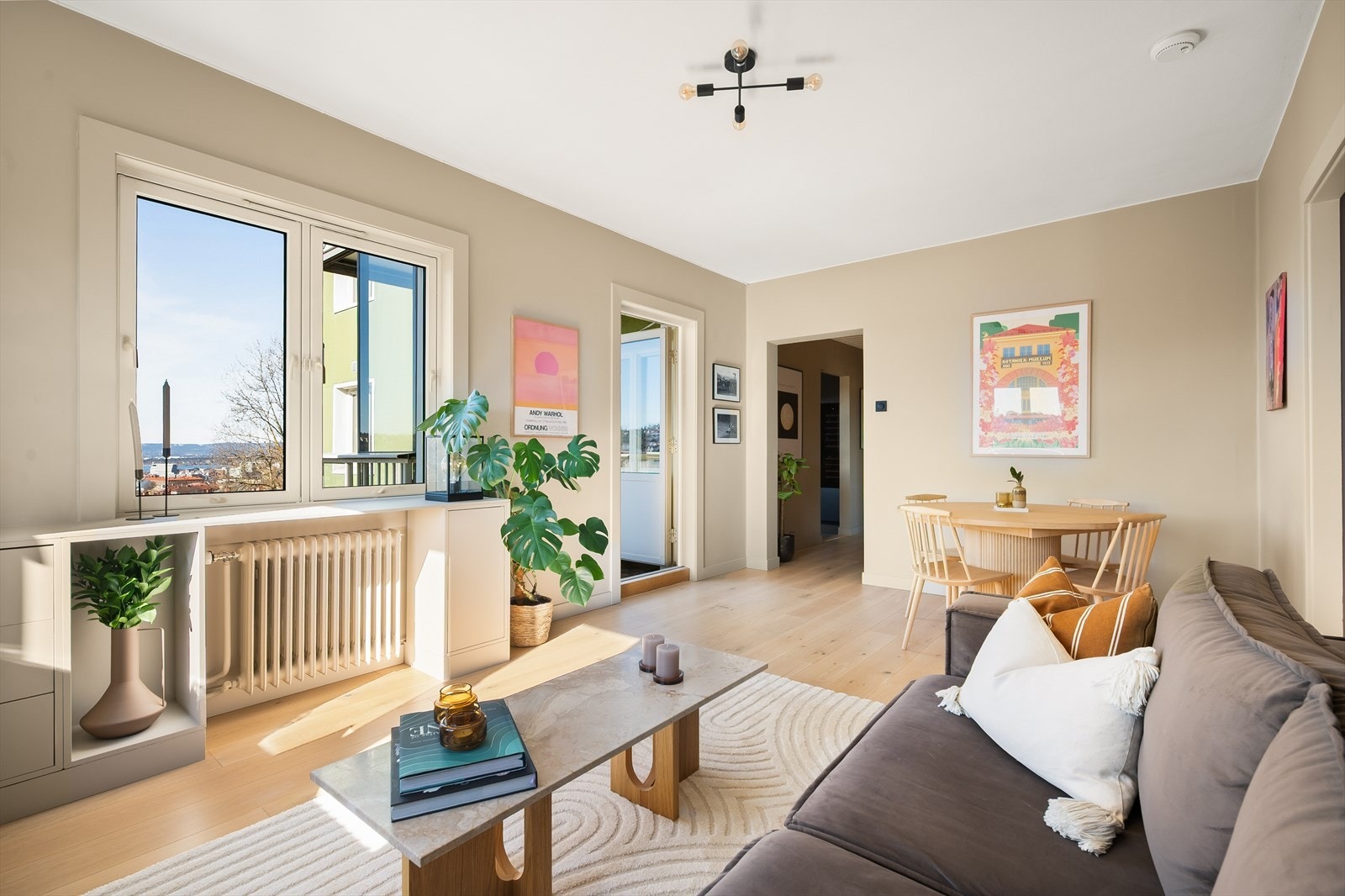 I tillegg til godt lysinnslipp har stuen takhøyde på 2,6 meter som gir en luftig og svært god romfølelse. Galleribilde