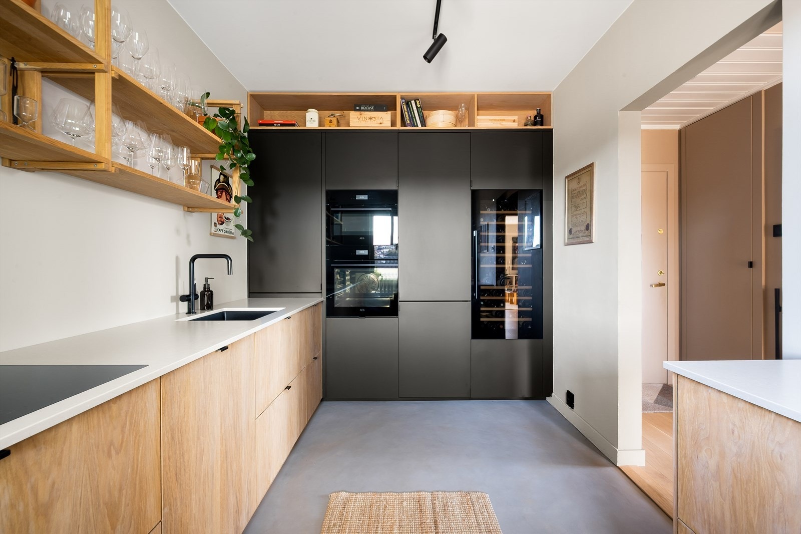 Kjøkkenet har stammer og høyskapfronter fra Ikea, øvrige fronter er i eikefinér og benkeplate i Silestone. Galleribilde