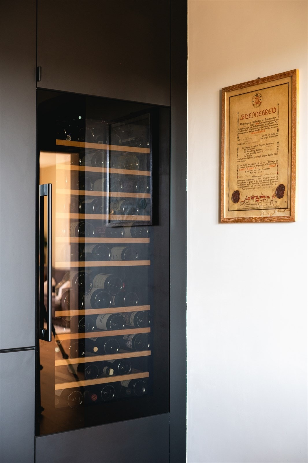 Temptech vinskap med plass til 88 flasker. Galleribilde