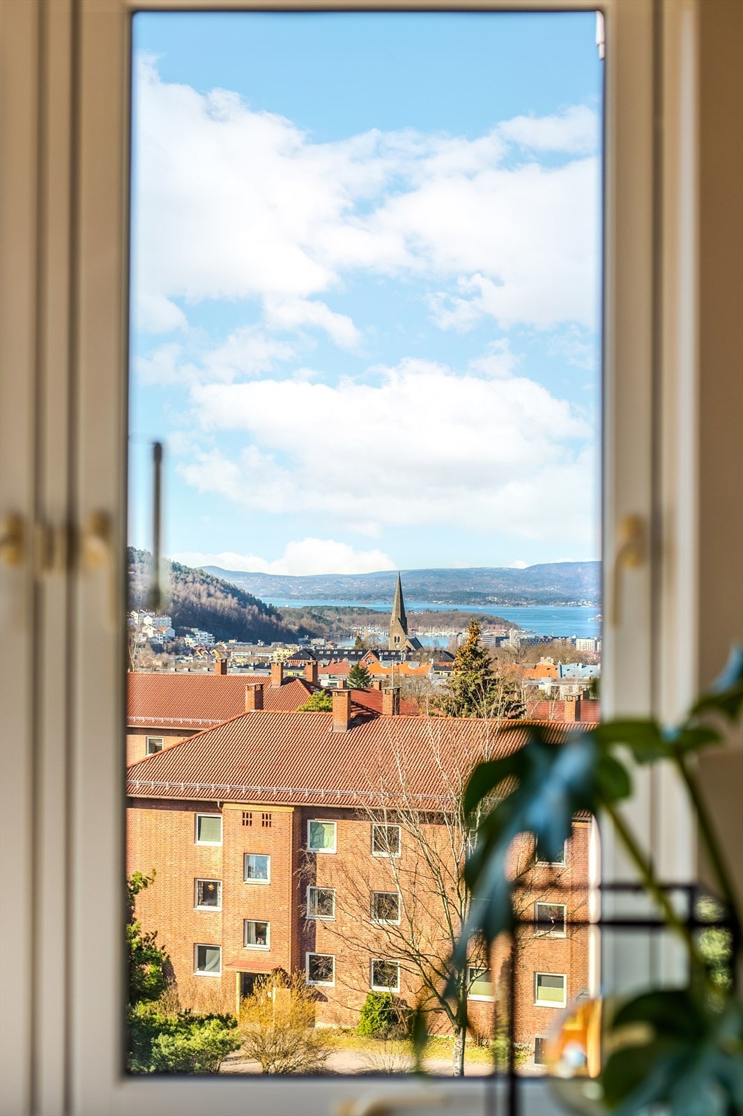 Utsikten kan også nytes fra sofakroken. Galleribilde