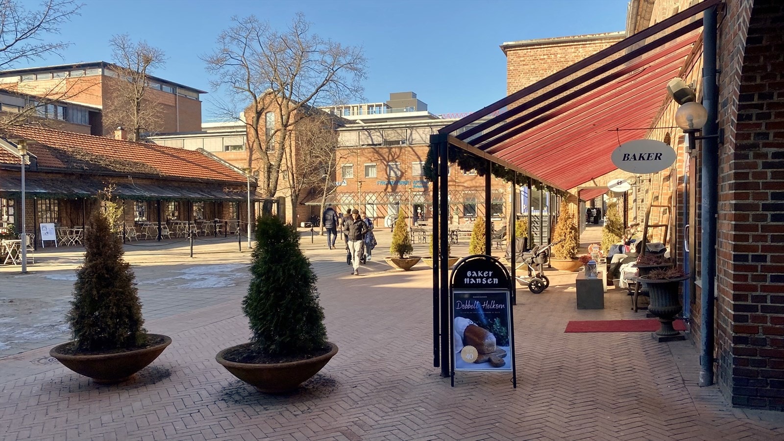 Populære Fyrstikktorget på Helsfyr hvor du blant annet har baker, apotek og flere spisesteder. Galleribilde
