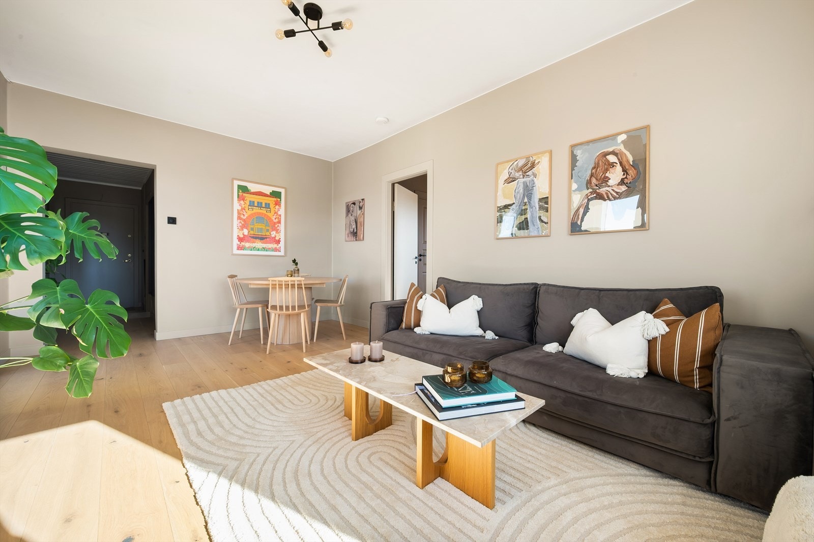 I stuen er det god plass til spisebord. Galleribilde