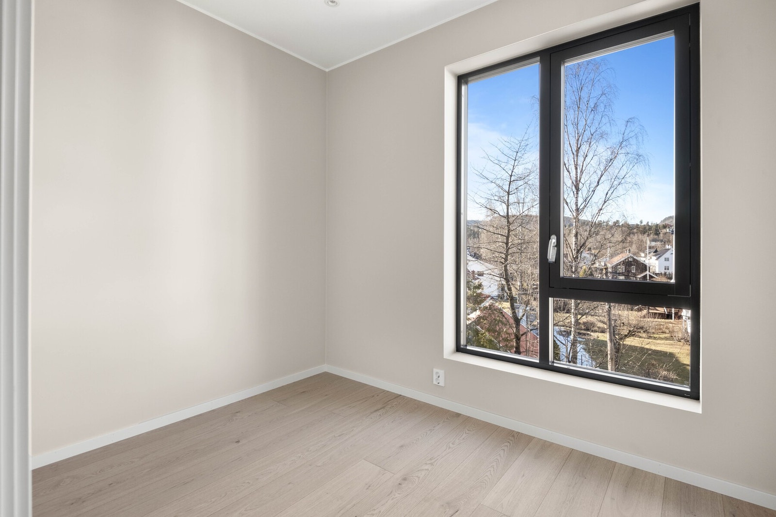 Soverom 2. Soverommene er oppgradert med dimbare downlights, som skaper en behagelig og tilpasset belysning. Galleribilde