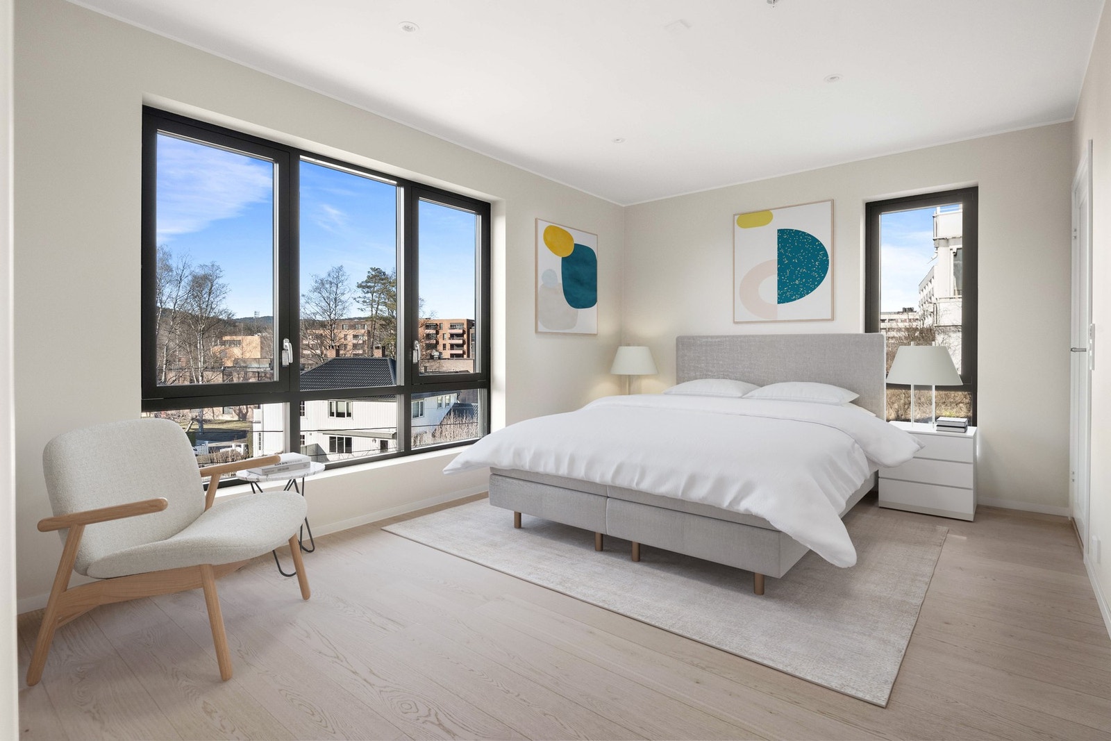 Hovedsoverommet er romslig, med plass til dobbeltseng, nattbord og garderobeskap, og har direkte tilgang til et privat bad. Hovedsoverommet og det minste soverommet er adskilt av en smart gjennomgang med garderobeløsning. Galleribilde