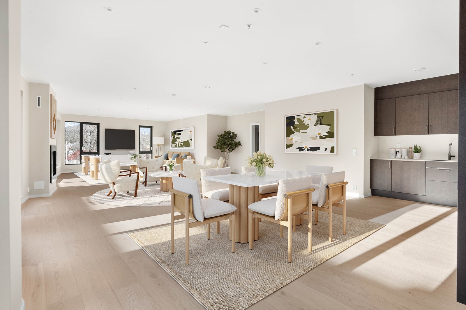 Oppholdsrommet leveres med stue og kjøkken i en åpen løsning med svært god plass til naturlige soner for ønskede spise- og sofamøbler. Galleribilde