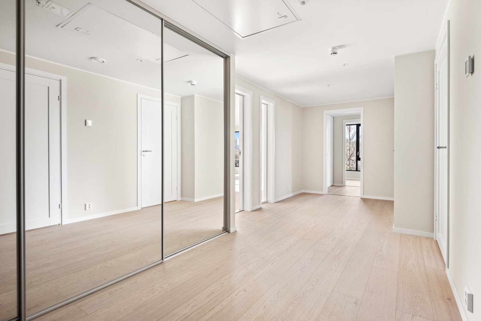 Hallen leveres med skyvedørsgarderobe/teknisk. Ved å skjule både tekniske installasjoner samt sko og yttertøy, opprettholder man det rene og stilige utseendet i leiligheten, samtidig som funksjonaliteten beholdes. Galleribilde