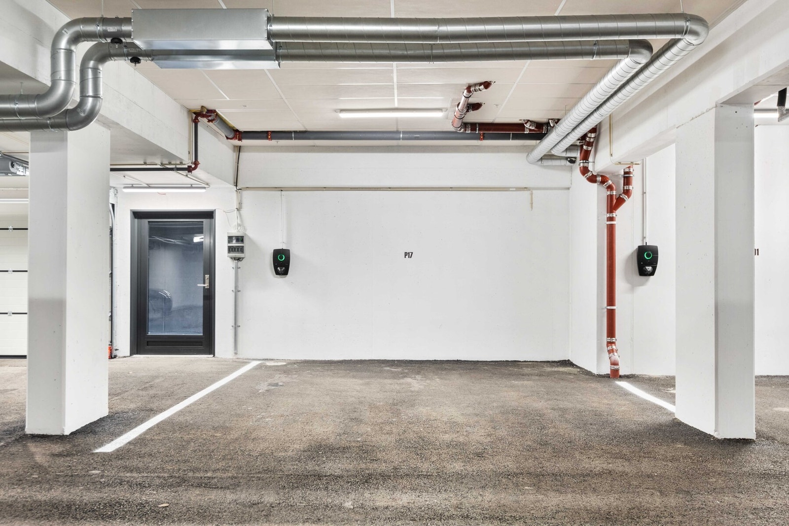 Parkeringsplass med lademulighet i garasjekjeller Galleribilde