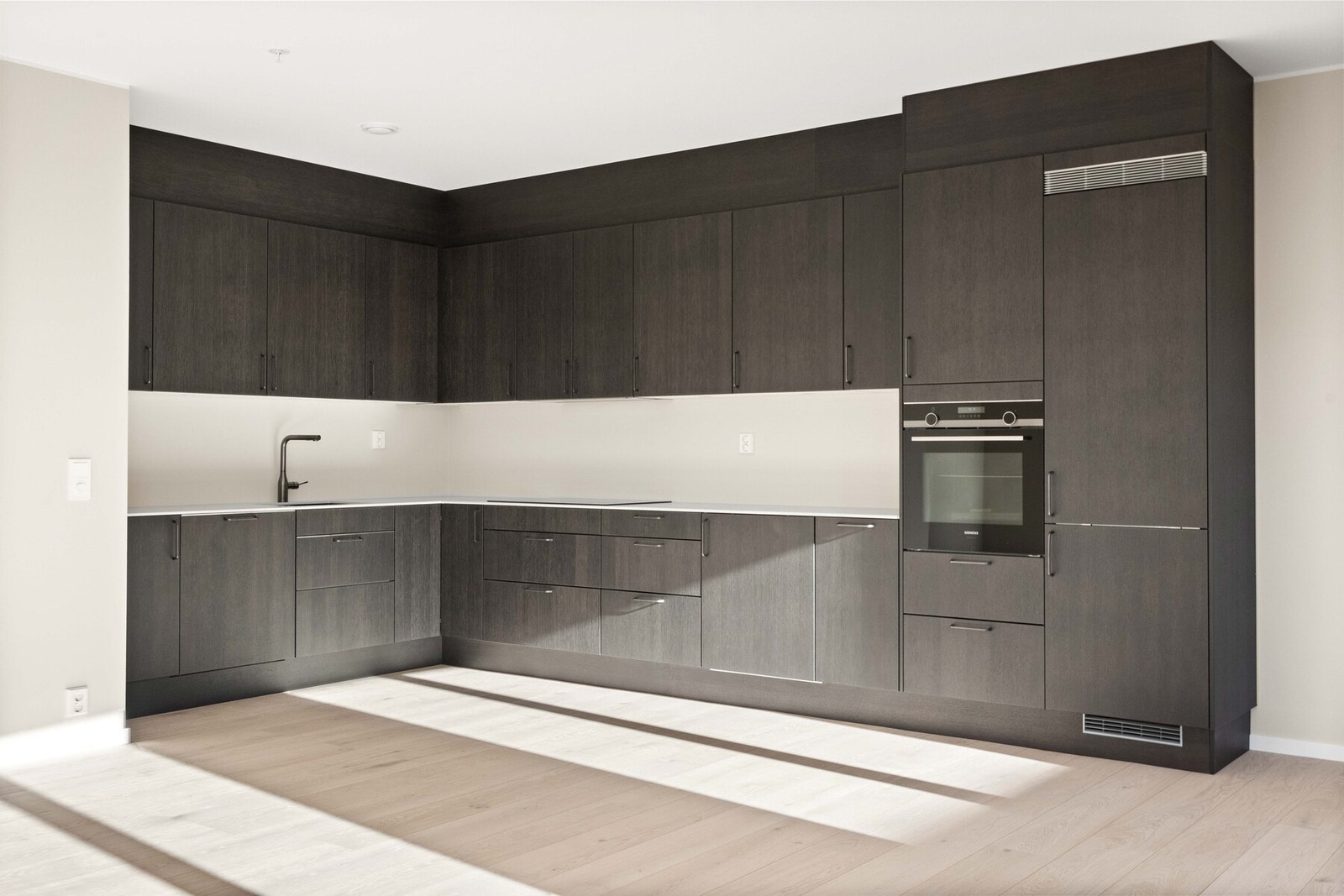 Kjøkkeninnredning er levert av Sigdal med finert stående eik, modell Favn Kongle 2.0. Signatur Favn er et kvalitetskjøkken i mørkt tre inspirert av naturen. Galleribilde