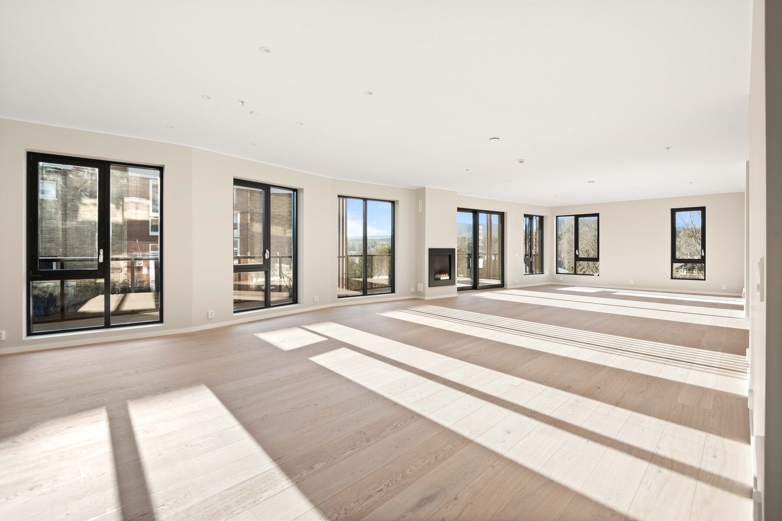 Oppholdsrommet. Store vinduer på to yttervegger fyller rommet med naturlig lys og gir en følelse av ekstra romslighet. Galleribilde