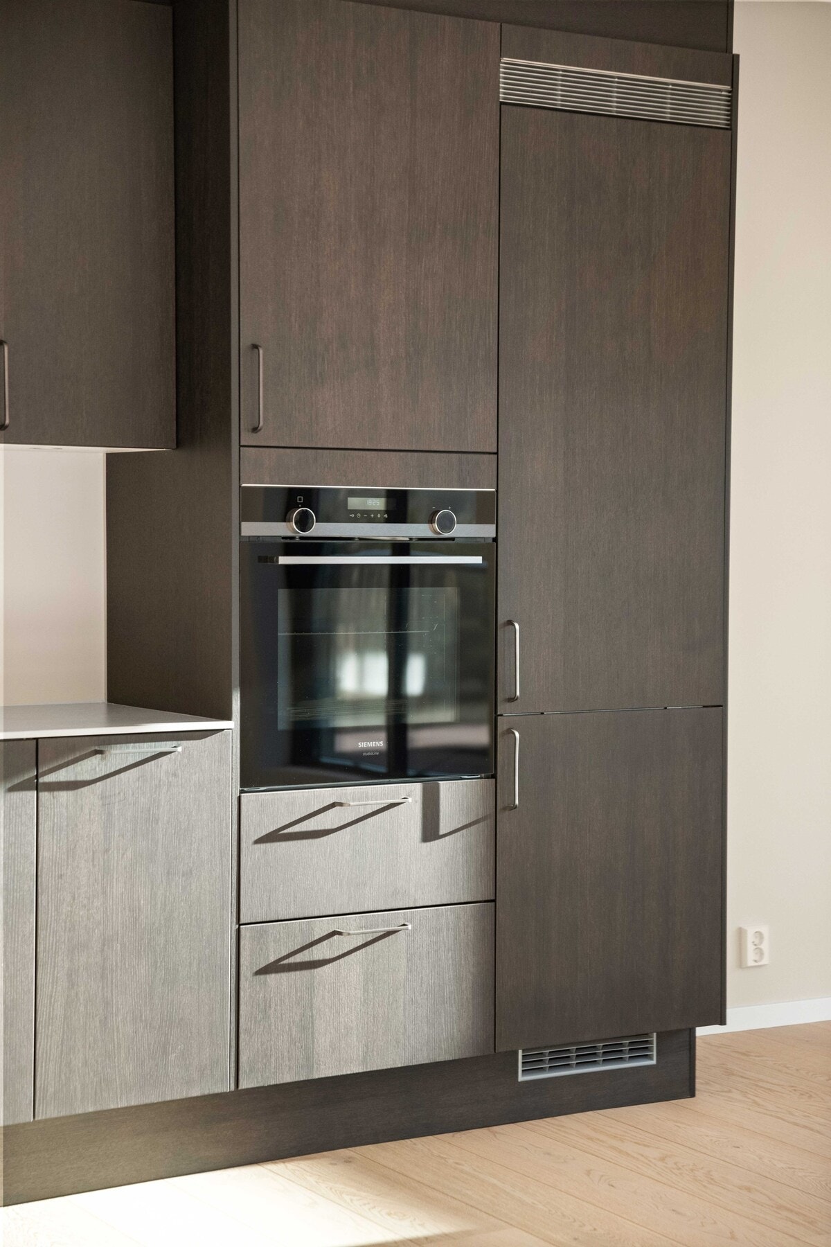 Det leveres integrerte og oppgraderte hvitevarer fra Siemens som inkluderer induksjon platetopp, stekeovn, helintegrert oppvaskmaskin og helintegrert kjøl/frys kombiskap. Se vedlagte kjøkkentegninger for nærmere beskrivelse. Galleribilde