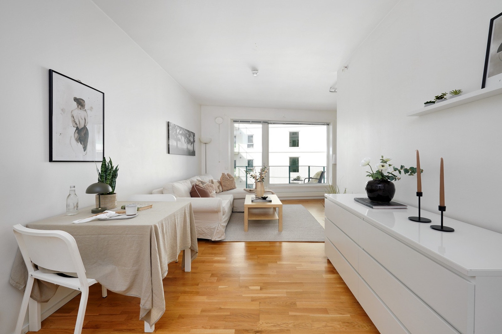 Lys og arealeffektiv stue/kjøkken med sovealkove. Galleribilde