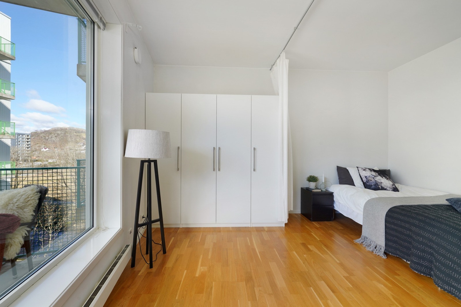 Sovealkove med gode garderobeskap. Galleribilde