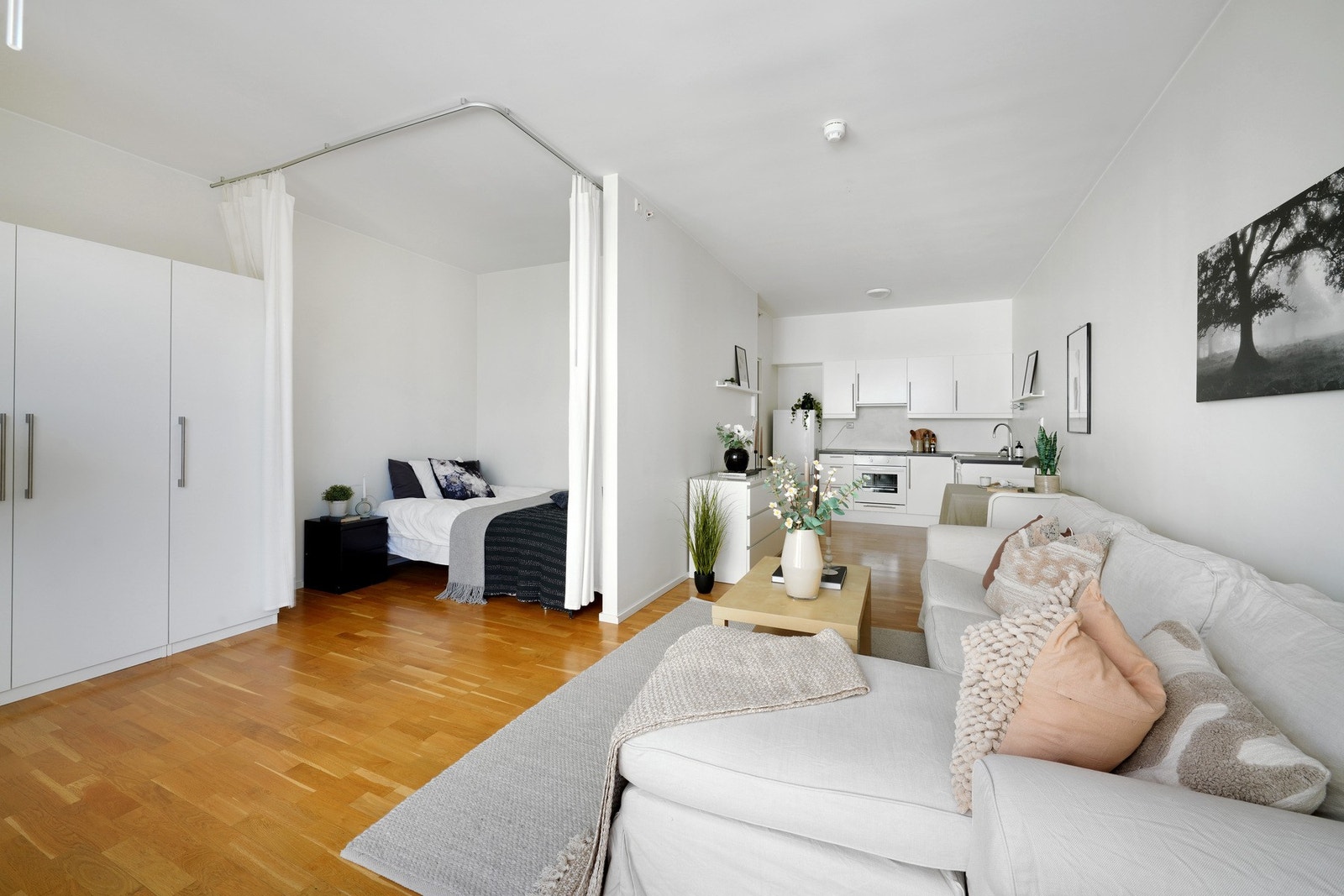 Praktisk sovealkove med gardiner. Galleribilde