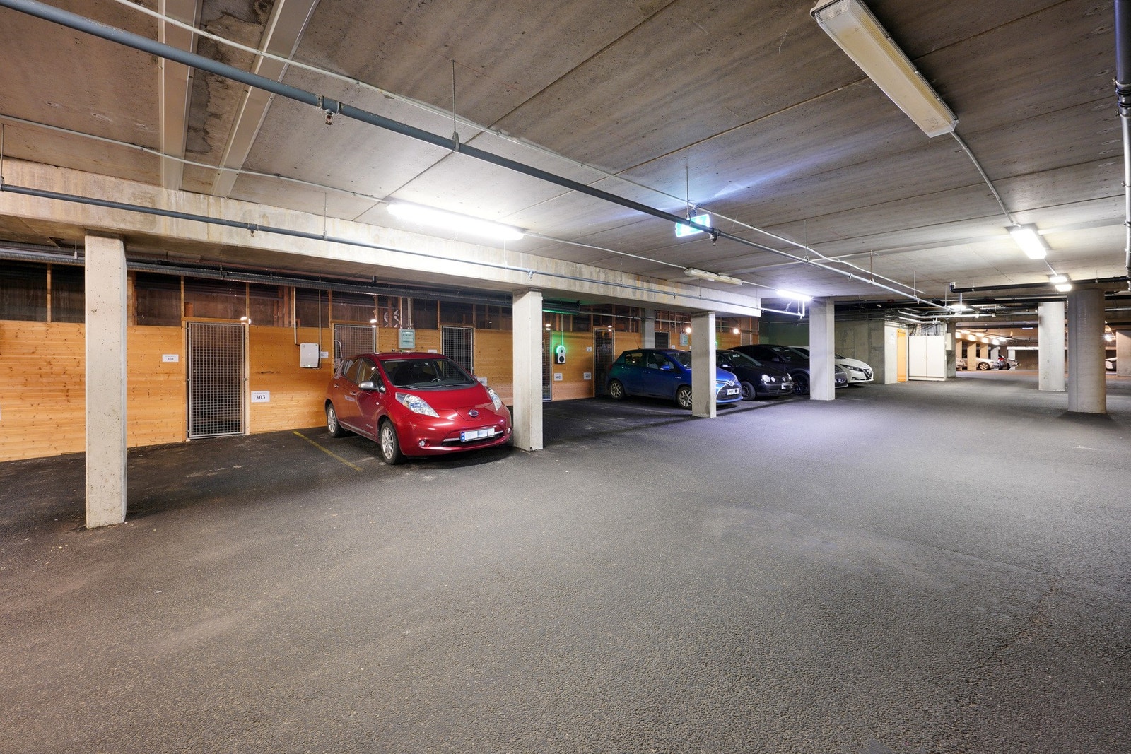 Fast parkeringsplass i fellesgarasje. Galleribilde