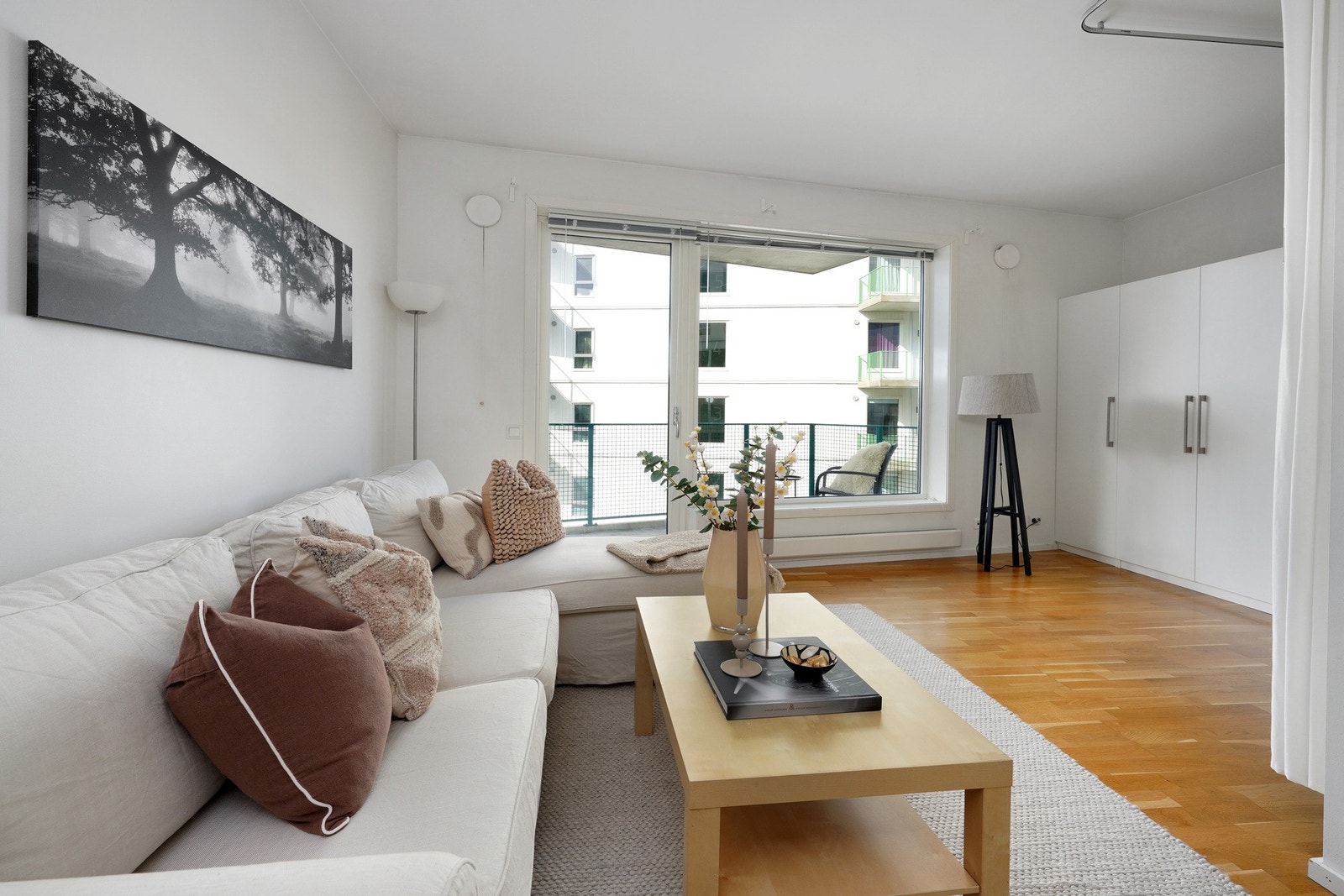 God takhøyde og store vindusflater slipper inn mye naturlig lys og skaper god romfølelse. Galleribilde