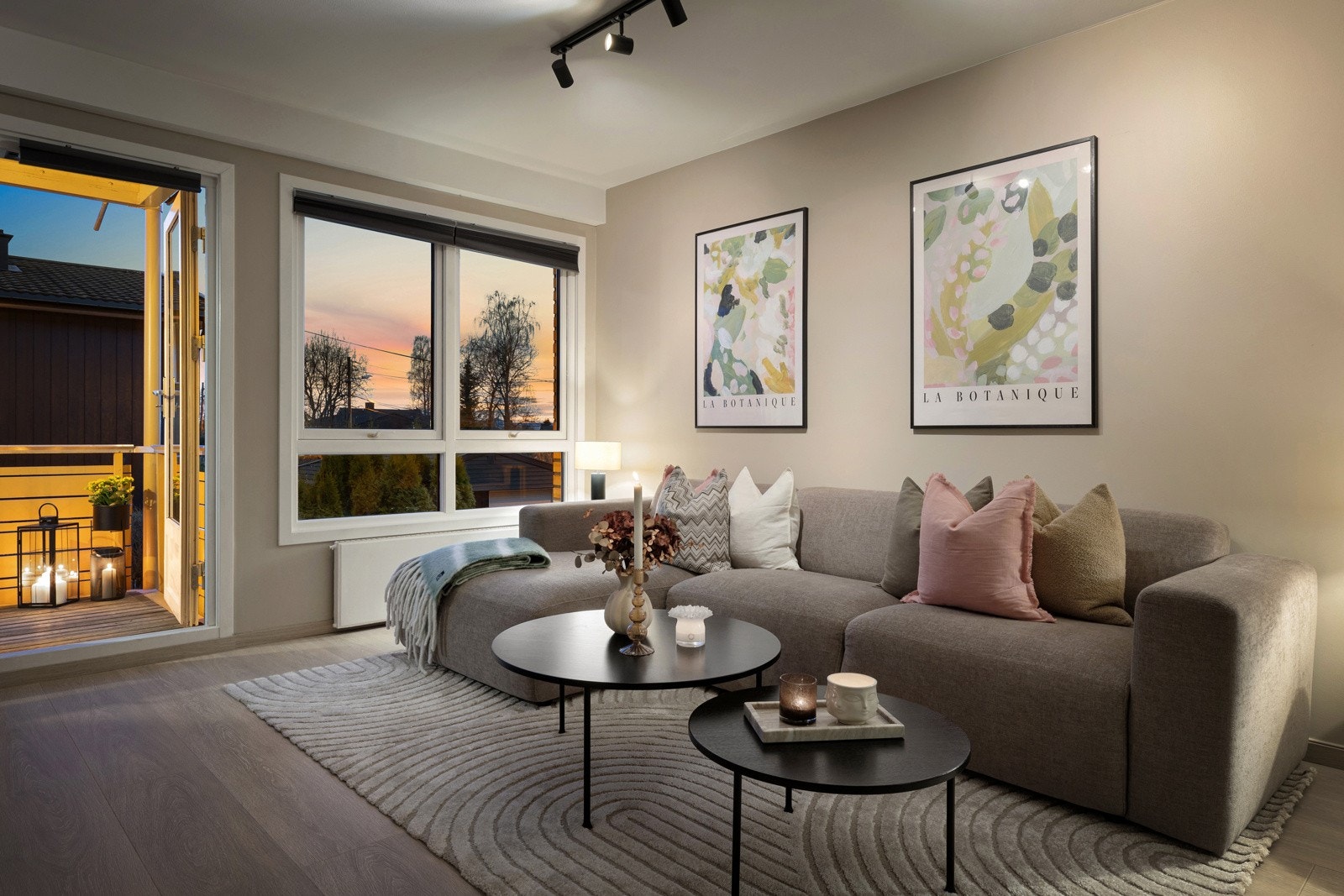 Den fremstår som stilfull og hyggelig med store vindusflater Galleribilde