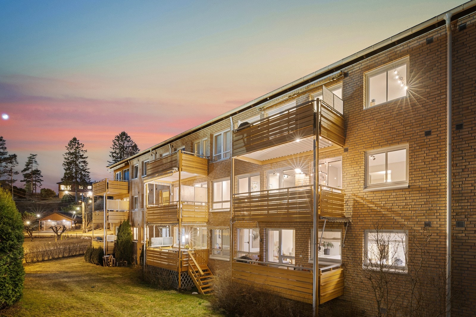 Eiendommen ligger svært sentralt og solrikt til i et meget populært og barnevennlig boligområde Galleribilde