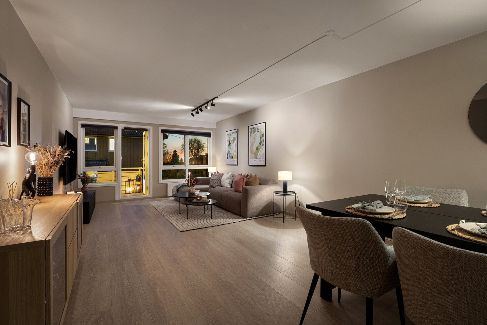 Gulvet er lagt med 1-stavs slitesterk laminat i 2021 Galleribilde