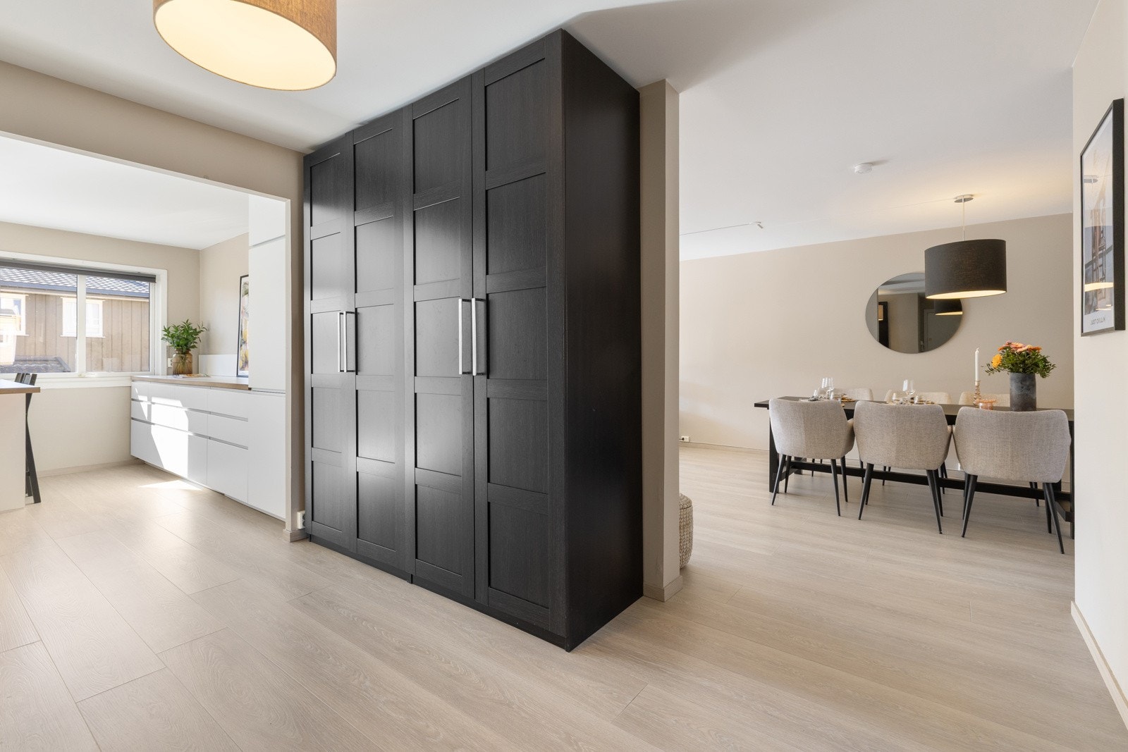 Planløsningen spiller svært godt. Her fra hall mellom stue og kjøkken, med store garderobeskap Galleribilde