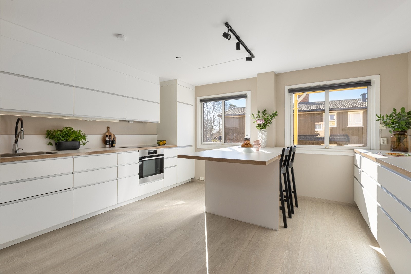 Lekkert og innholdsrikt kjøkken, pusset opp i 2014 Galleribilde