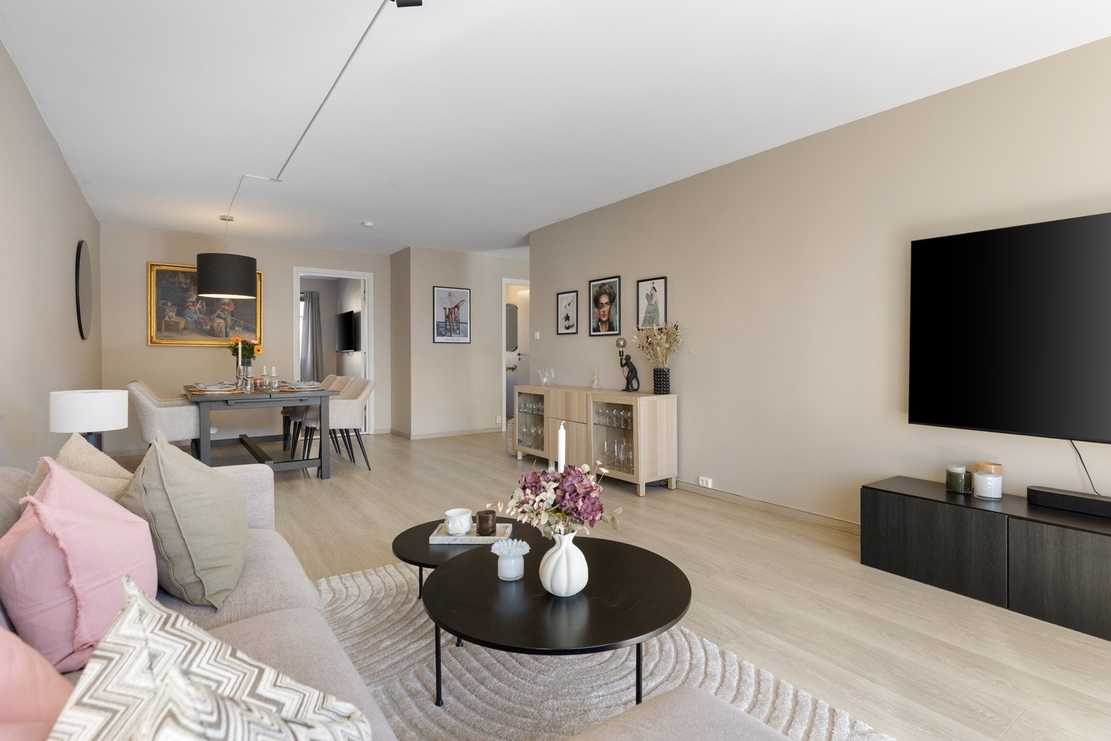 Det er god plass til både sofaløsninger, stort langbord og mer Galleribilde