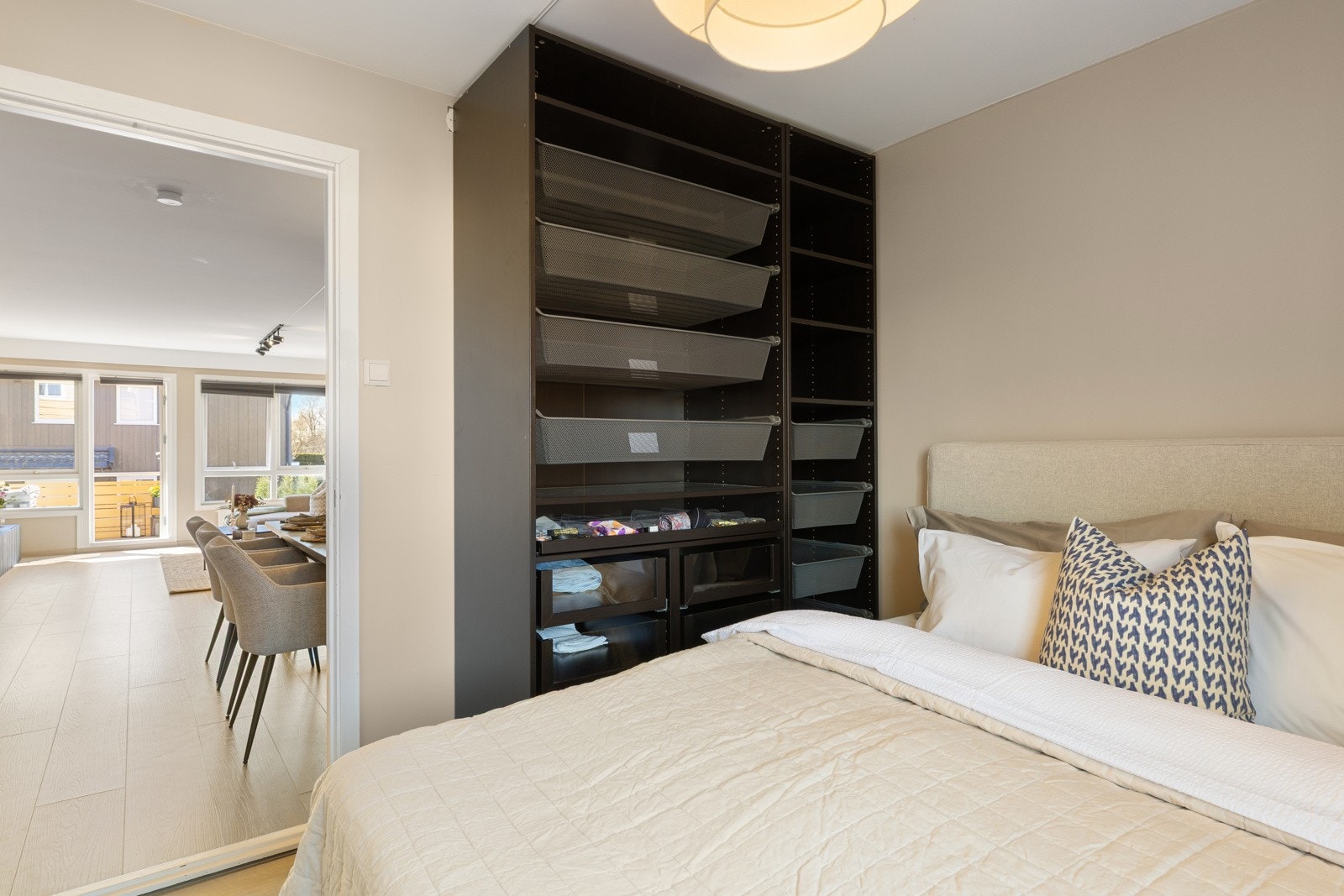 Det store hovedsoverommet har god plass til dobbeltseng, nattbord og en stor garderobe med flere skap på vegg gir rikelig lagring Galleribilde