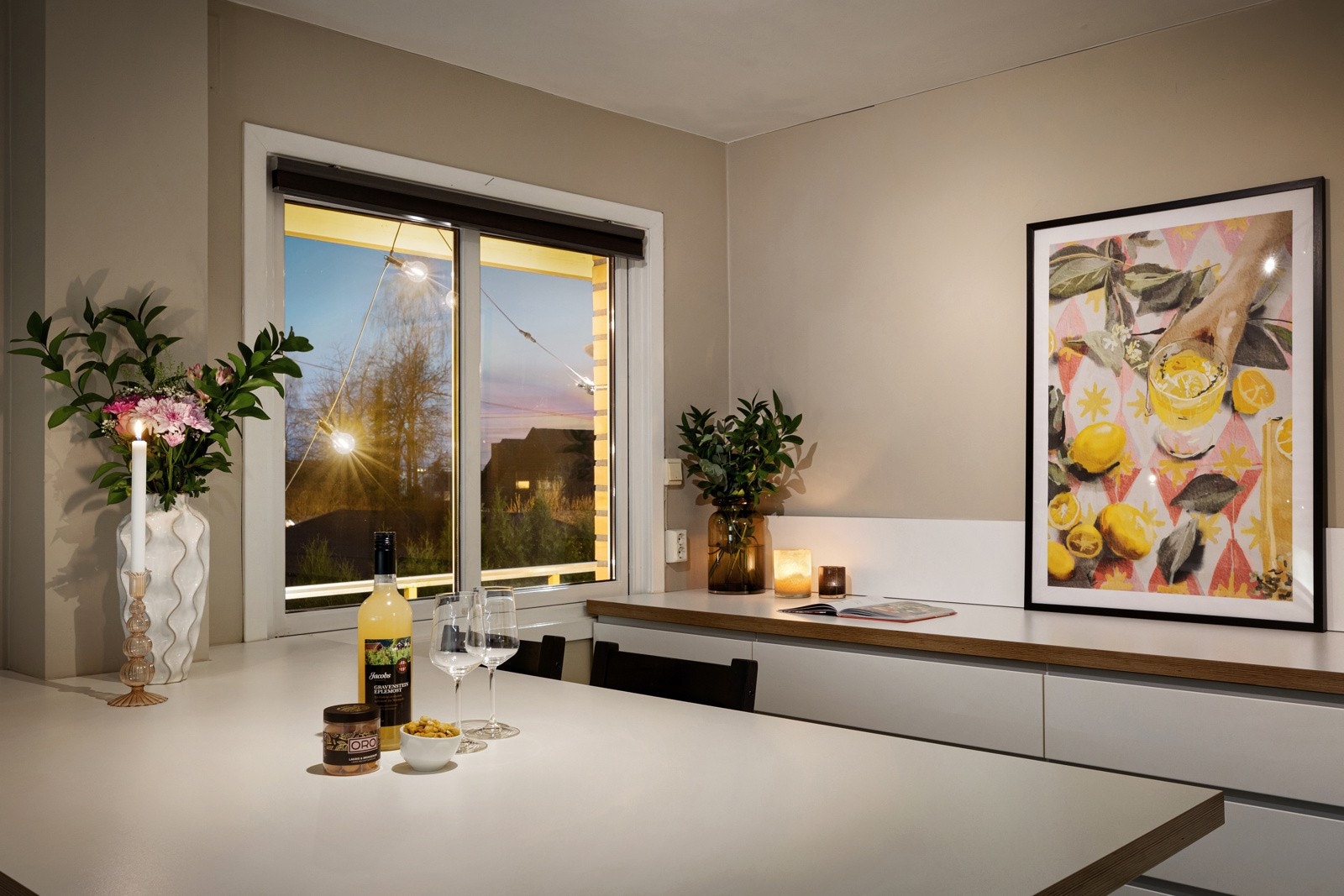 Her er det svært godt med både skap- og benkeplass Galleribilde