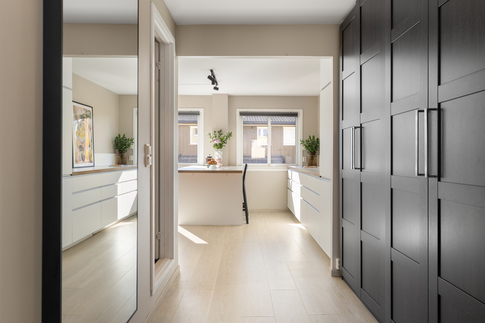 Når du kommer inn i leiligheten blir du møtt av moderne overflater som er gjennomgående i leiligheten Galleribilde