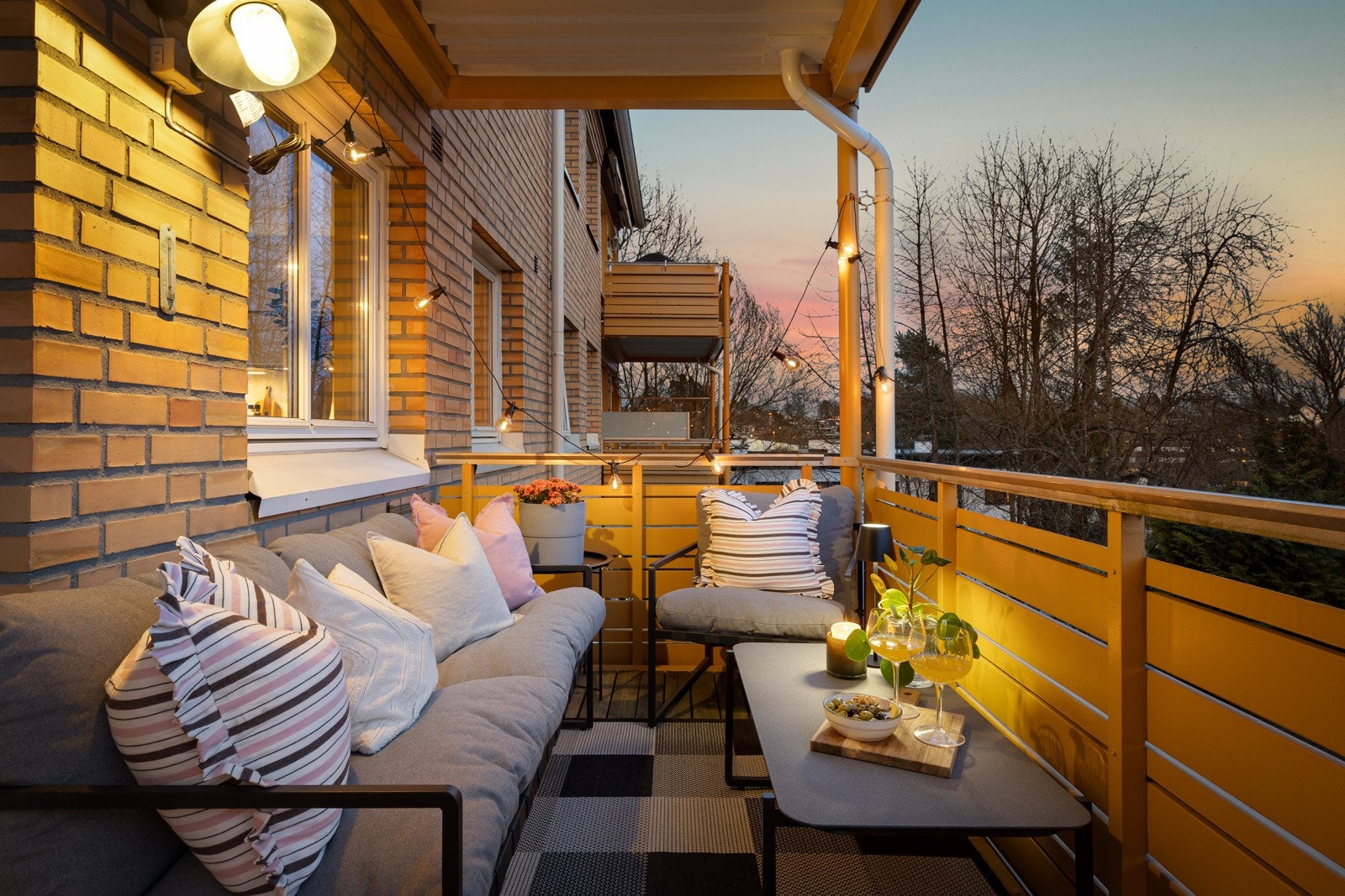 Her er det en herlig balkong ut fra stuen. Her er det god plass til utemøbler som lounge eller annet Galleribilde