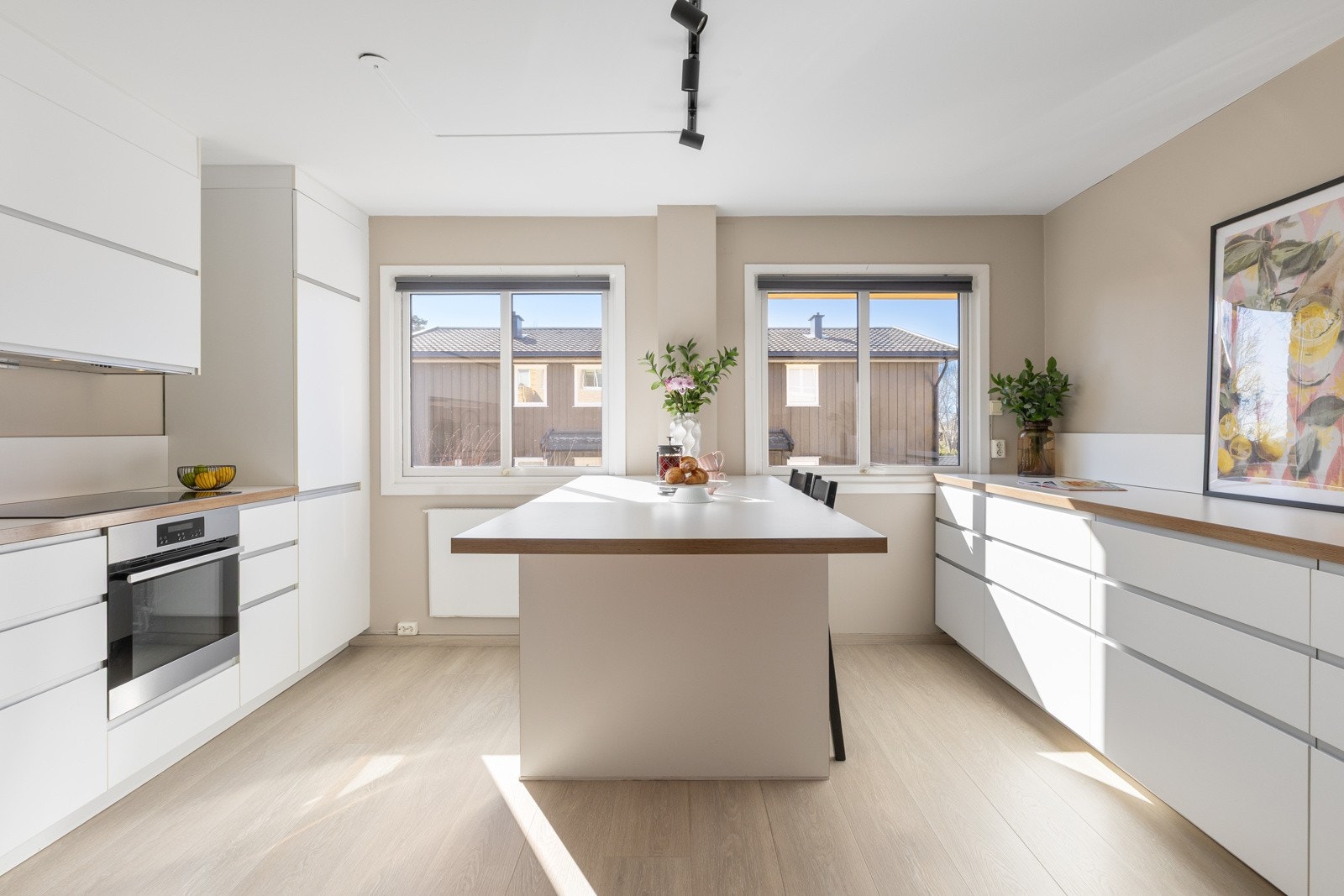 Stor kjøkkenøy midt i rommet med ekstra spiseplass Galleribilde