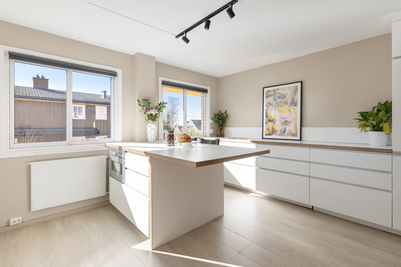 Det er hyggelig utsyn og lysinnslipp fra store vindusflater Galleribilde