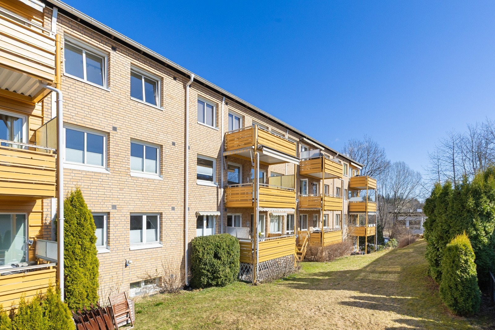 Det er umiddelbar nærhet til skoler, barnehager, offentlig kommunikasjon og daglige servicetilbud Galleribilde