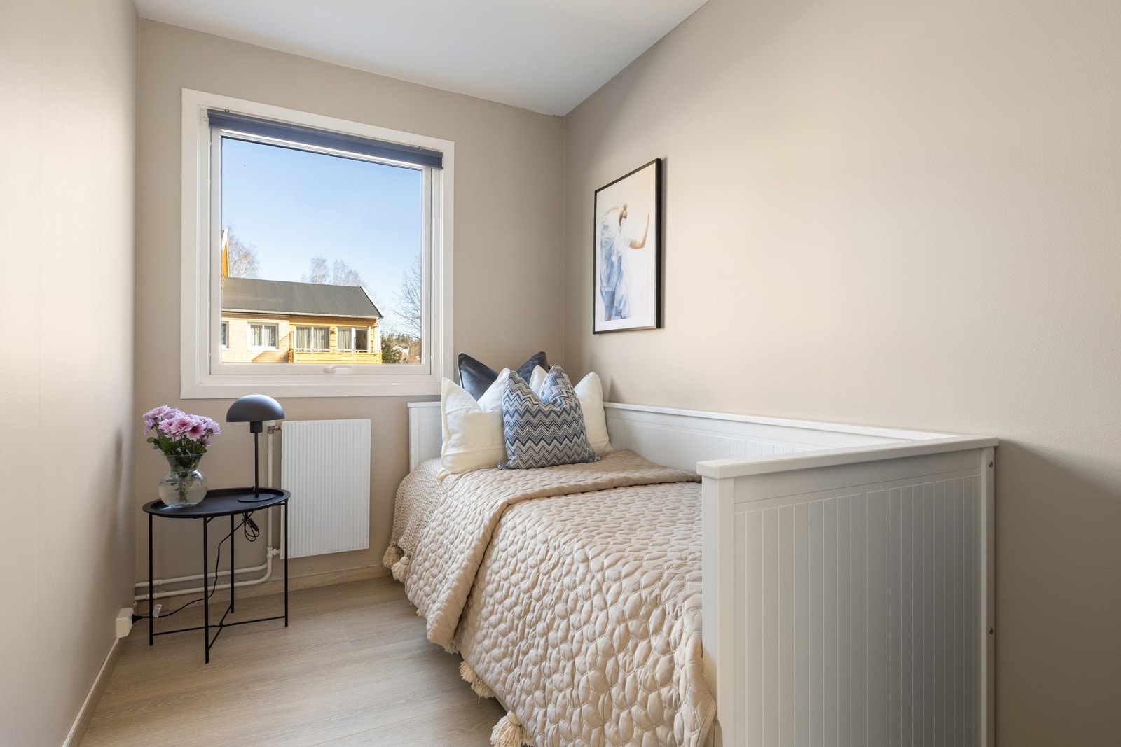 Her er det også pene garderobeskap i samme stil Galleribilde