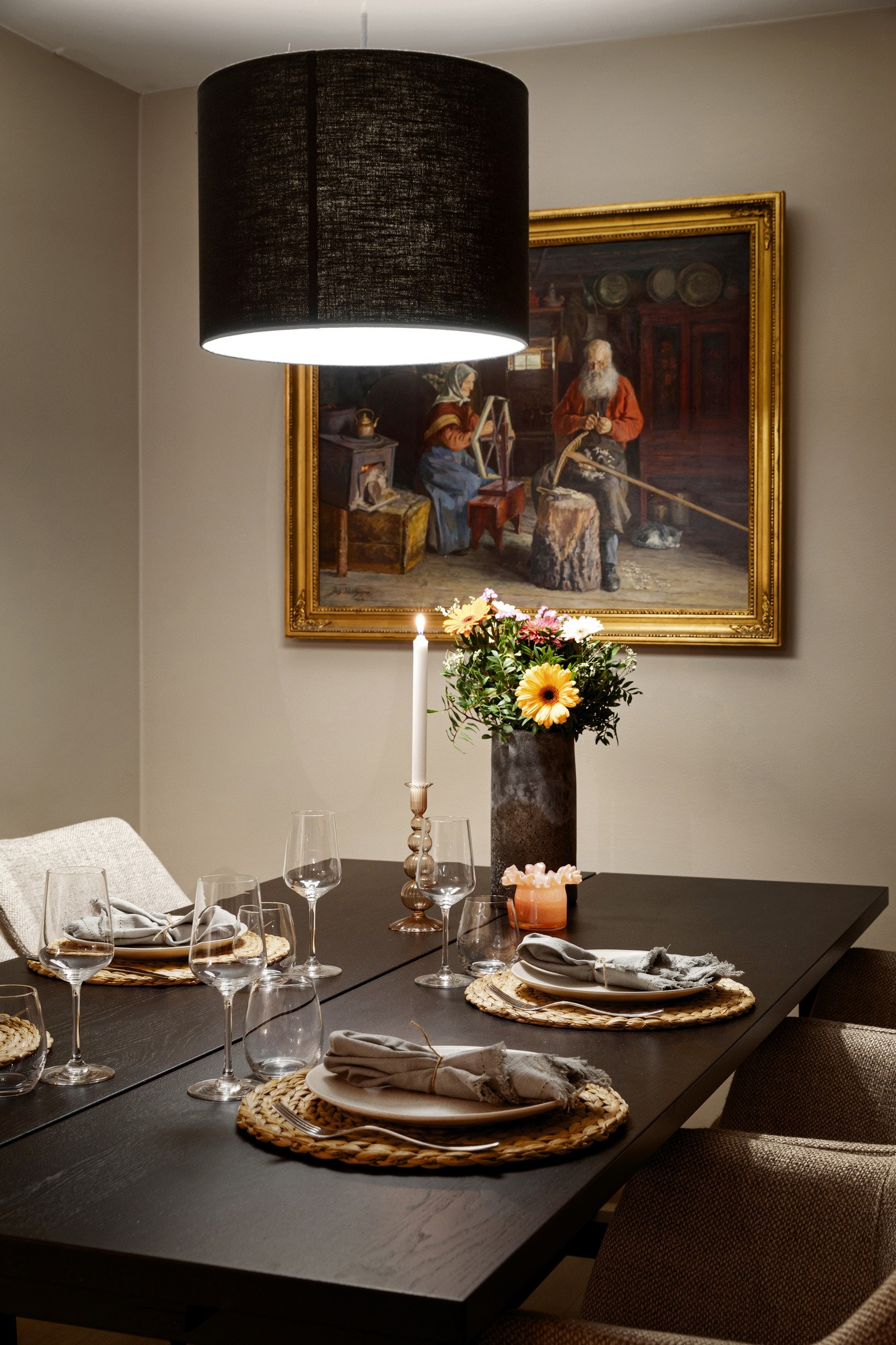 God plass til langbord og mange gjester Galleribilde