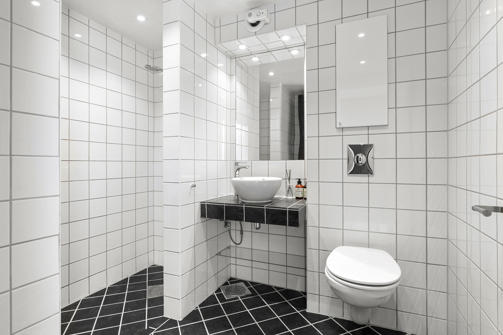 Badet har downlights i himling og opplegg for vaskemaskin, og er pusset opp i 2014 Galleribilde