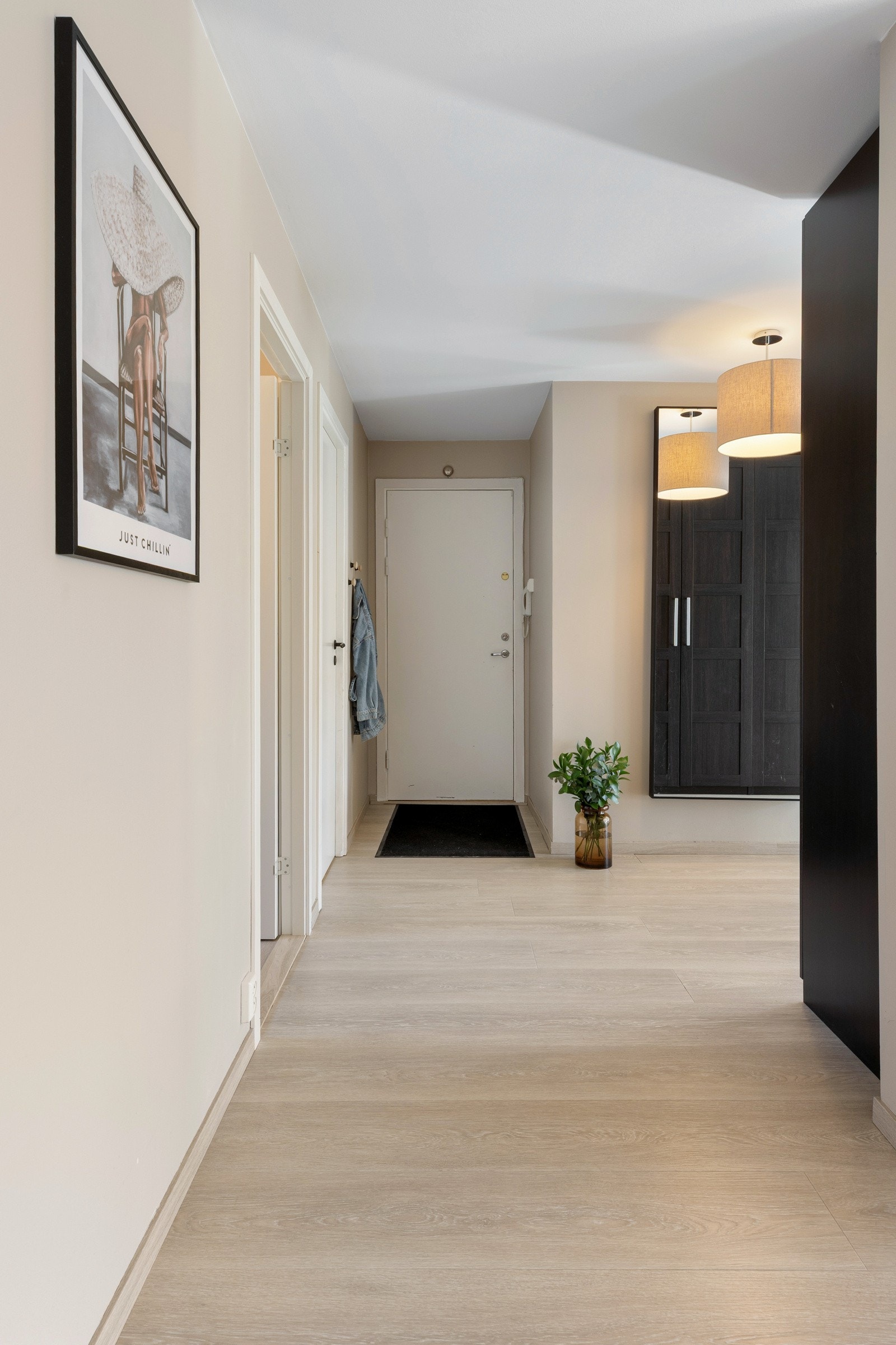 Gangen/entreen byr på praktiske løsninger for oppbevaring slik at du enkelt kan organisere klær og andre eiendeler Galleribilde