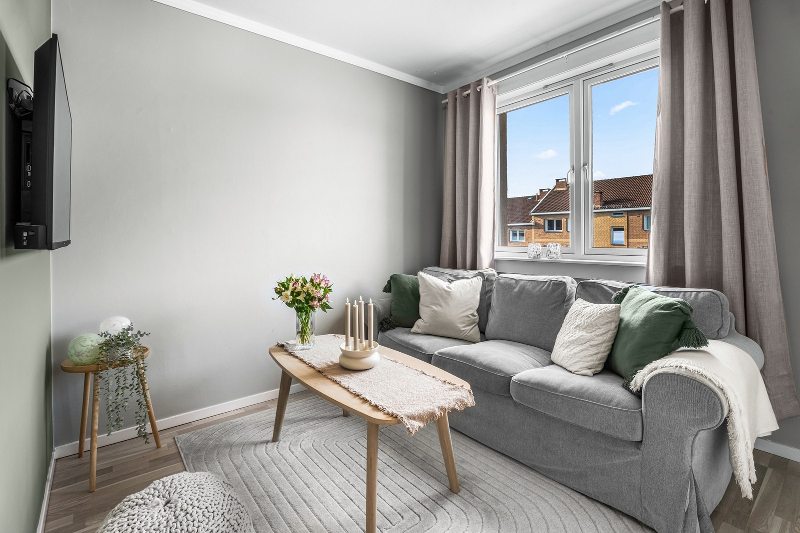 Det er satt opp en vegg for å avdele mellom alkove og stuedel. Galleribilde