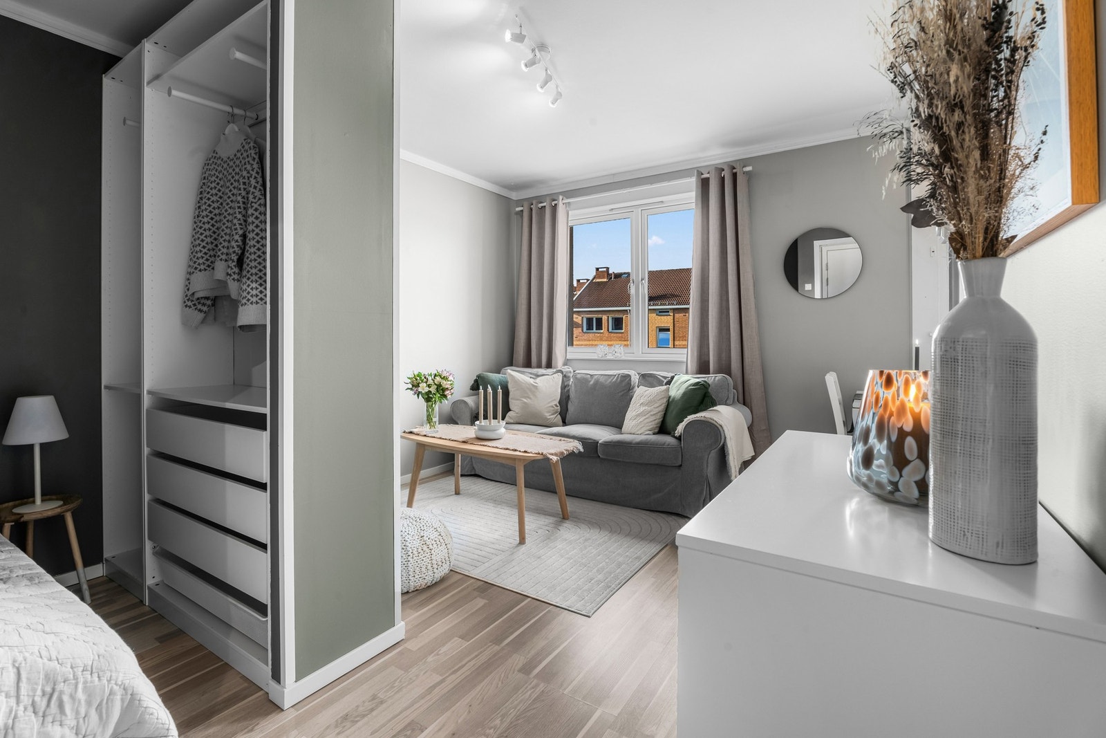 I alkoven er det også innredet med en delvis åpen garderobeløsning fra IKEA som kan endres etter behov/ønske. Garderoben medfølger. Galleribilde