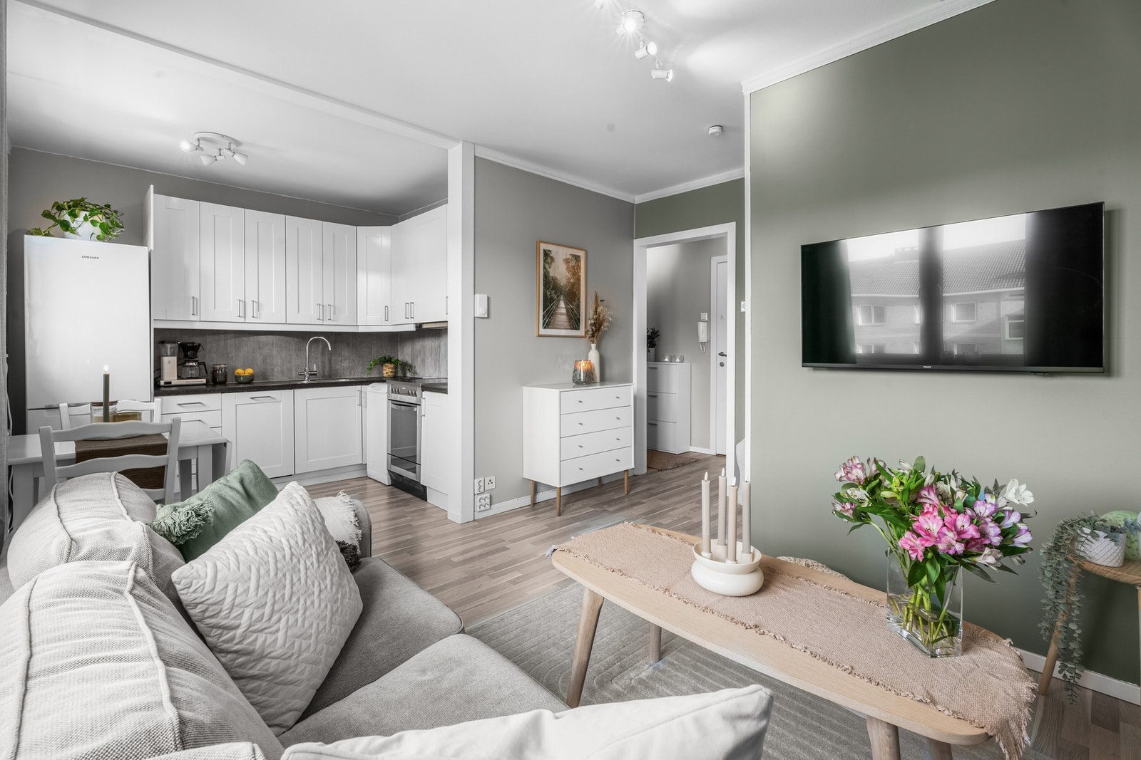 Planløsningen er arealeffektiv og samtidig skaper den ulike soner. Galleribilde