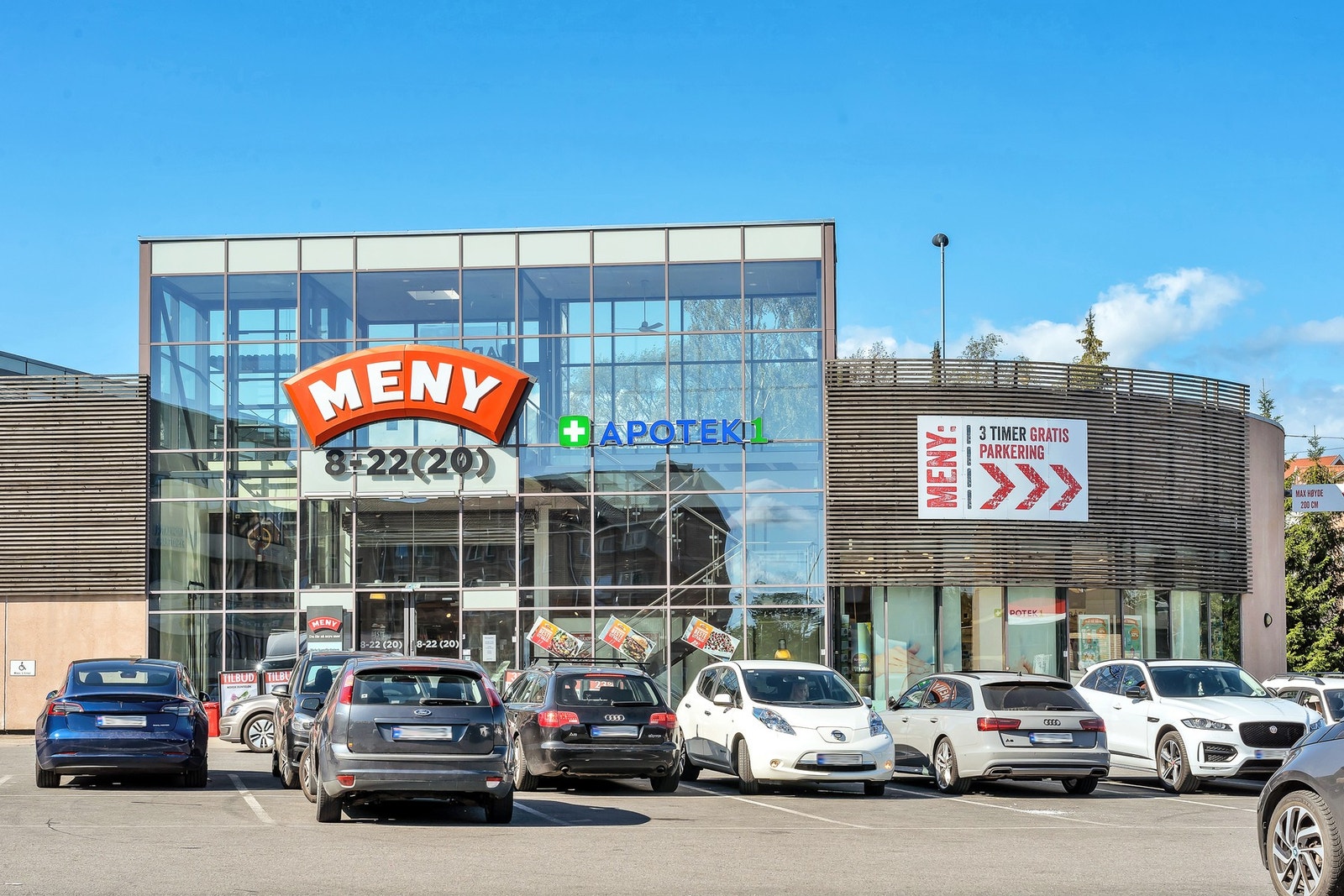 Det er kun noen minutters gange til Kalbakken senter hvor det bl.a. finnes Meny, Rema 1000, apotek og treningssenter. Galleribilde